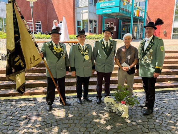 Hubertus Schützenbruderschaft unterstützt Pflanzaktion der Pilgerrose 
